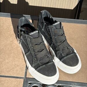 Blowfish semi platform, size 9 tennis shoes.